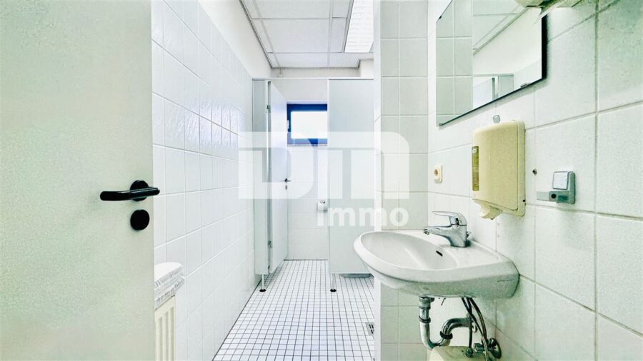 Vielseitiger Gewerbekomplex Halle + Büro / Freifläche - Top Infrastruktur direkt am A44 / A49 Kreuz - OG WC Büro